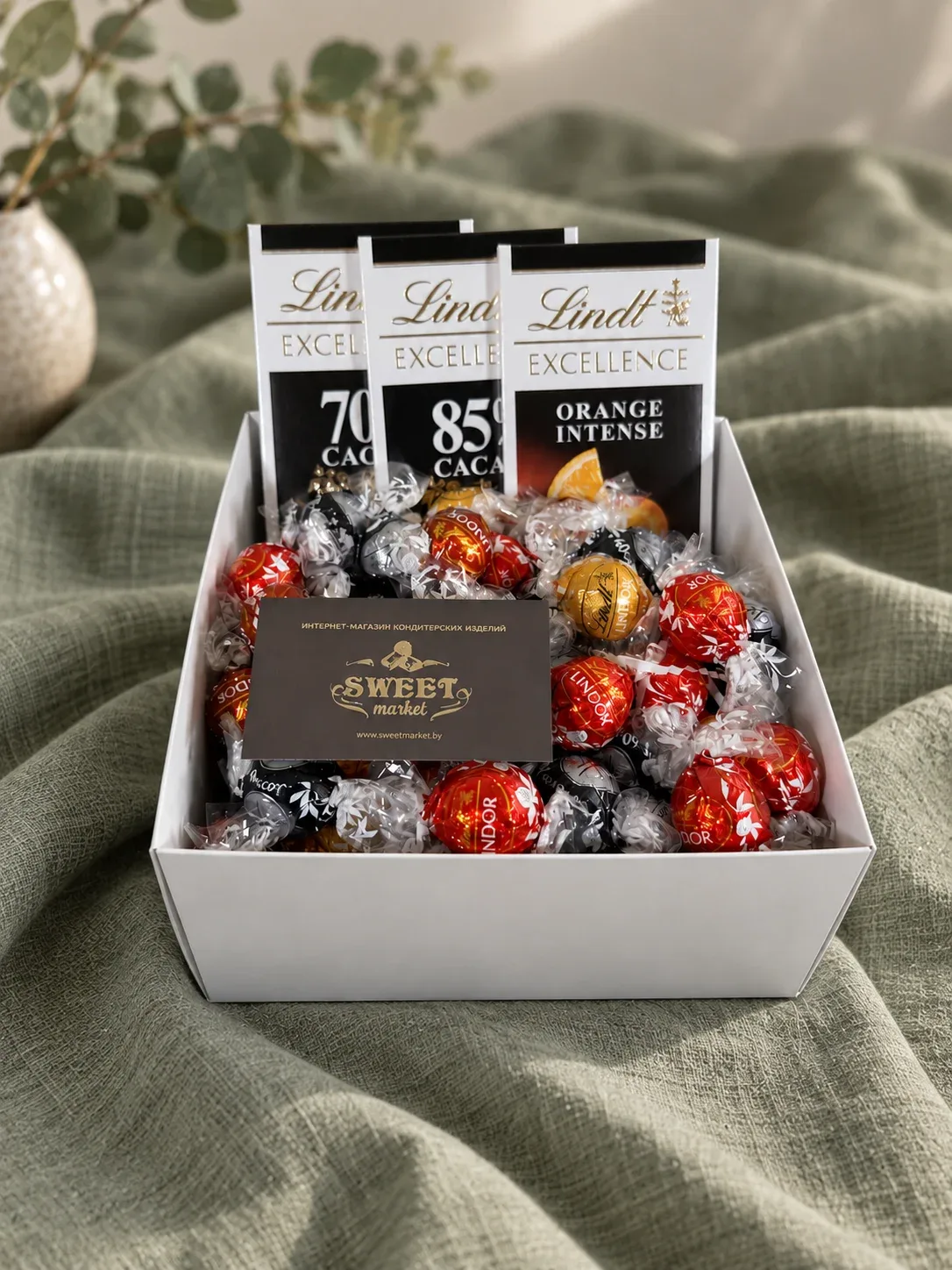 Подарочный набор Lindt с плитками Excellence и конфетами Lindor в белой коробке