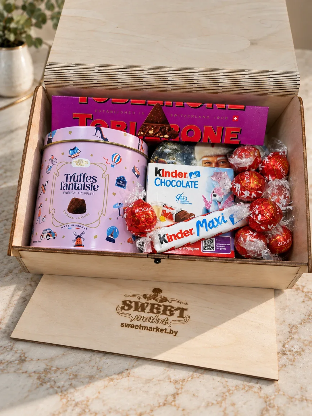 Подарочный набор с Toblerone, Kinder, конфетами Lindor и французскими трюфелями в деревянной коробке SweetMarket