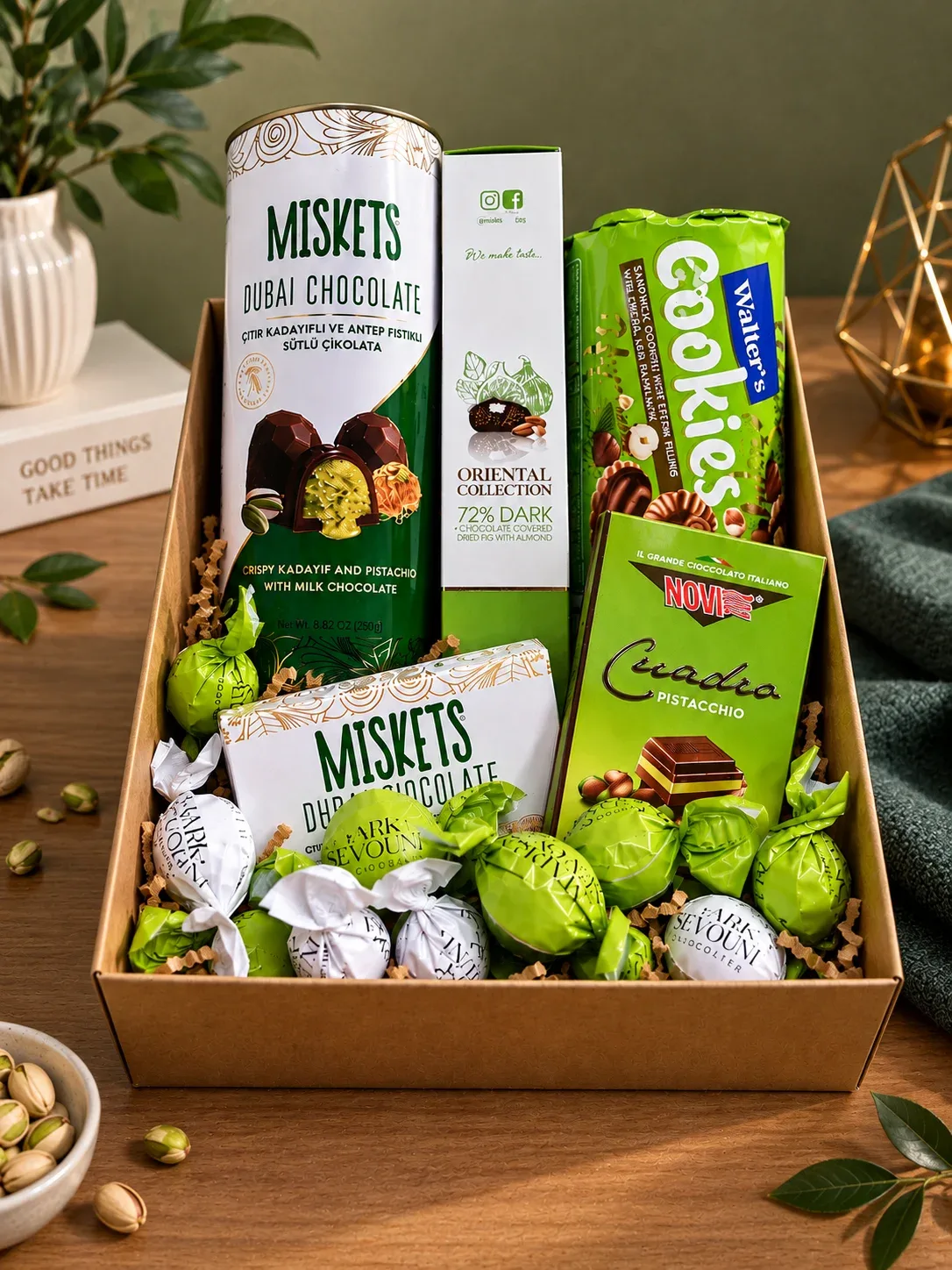 Подарочный набор с шоколадом Miskets, печеньем Walter’s, фисташковым шоколадом Novi и конфетами в крафтовой коробке
