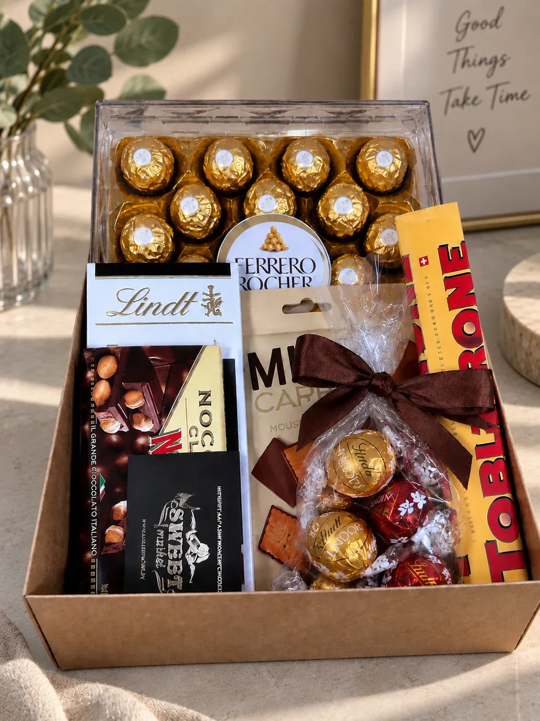Подарочный набор с Ferrero Rocher, шоколадом Lindt, Toblerone и конфетами Lindor в крафтовой коробке