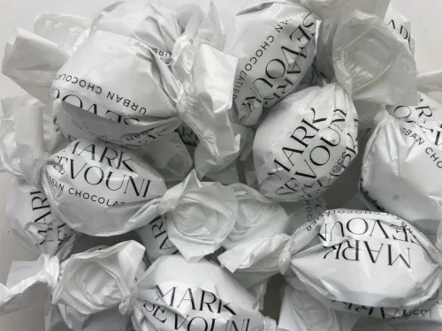 Конфеты из карамельного шоколада с трюфельной начинкой в молочном шоколаде