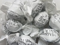 Конфеты из карамельного шоколада с трюфельной начинкой в молочном шоколаде